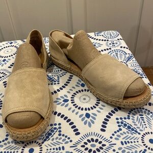 Born seak natural suede drilles size 9 new in box